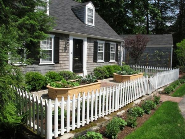 Oblikovanje vrtov nizko leseno ograjo - v-beli barvi