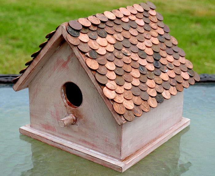 Maak zelf een houten vogelhuisje, bedek het dak met munten, doe-projecten voor volwassenen