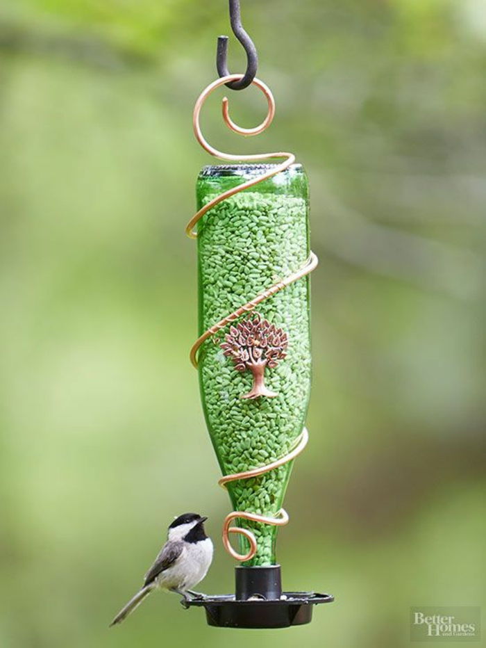 Faça caixa de nidificação de garrafa de vidro você mesmo, encha com sementes, pássaros pequenos, decoração agradável para seu jardim ou sacada