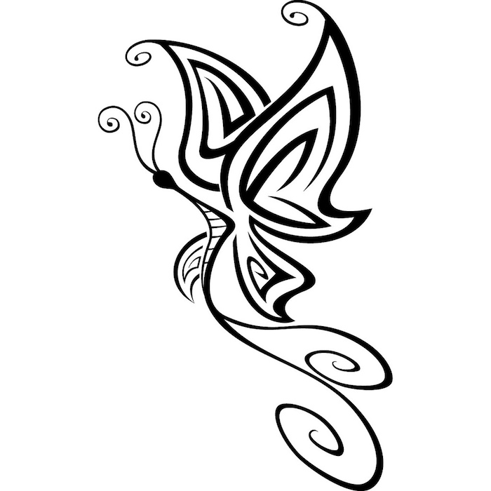 en liten svart tatovering med en flygende, svart og veldig fin utseende sommerfugl med svarte vinger