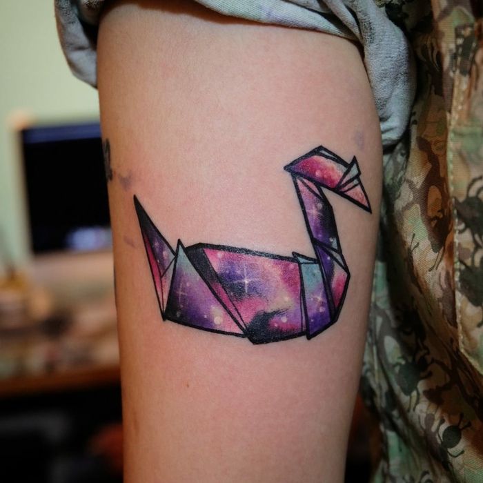 questa è una delle nostre idee per un tatuaggio di motivi origami - un piccolo uccello origami colorato e stelle