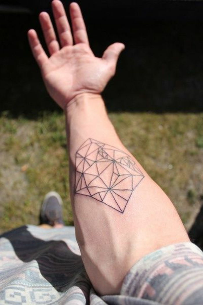 una mano con un grande tatuaggio origami - idea per gli uomini