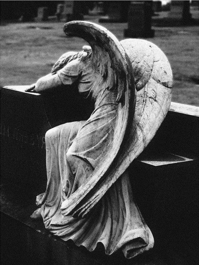 still-a-sad-image-płaczący anioł