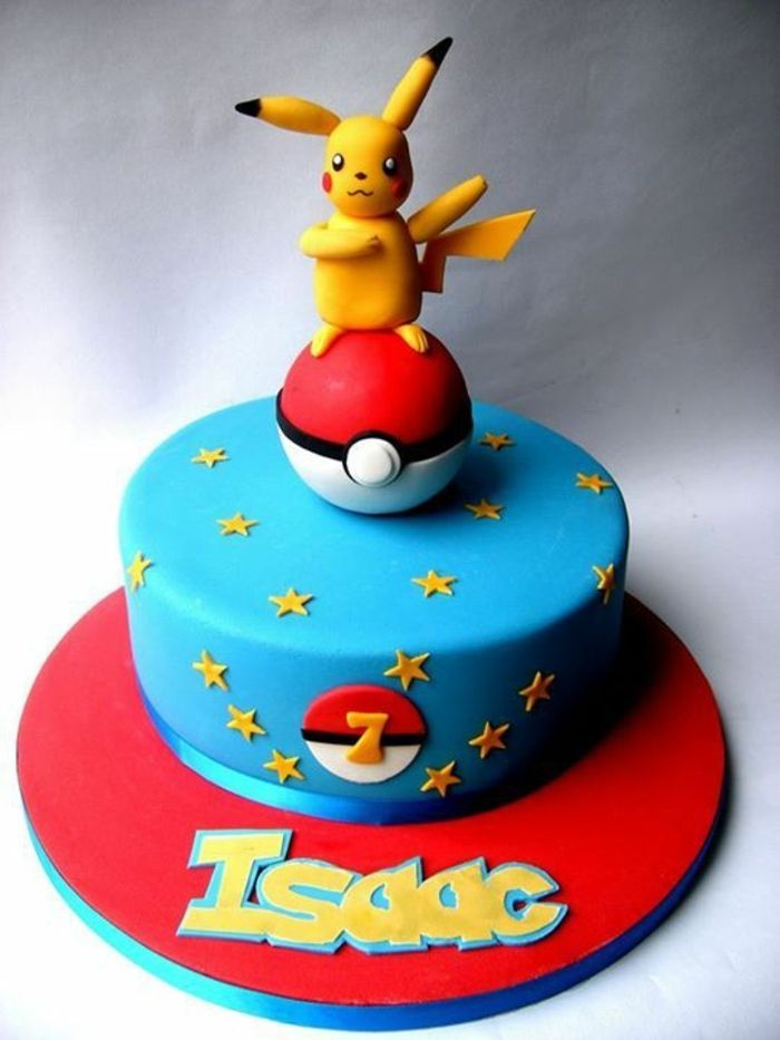 linda torta de pokemon azul com uma pokebola vermelha, amarelo pikachu e estrelas amarelas