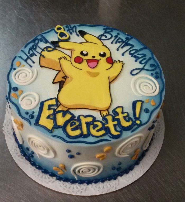 Uma ideia para torta de pokemon azul com um pikachu de essência de pokemon amarelo