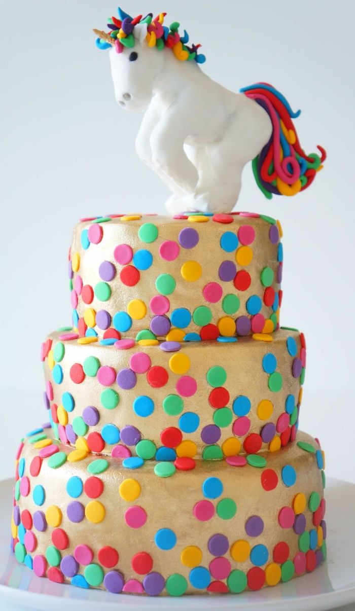 en annan färgrik tårta med en vit enhörning