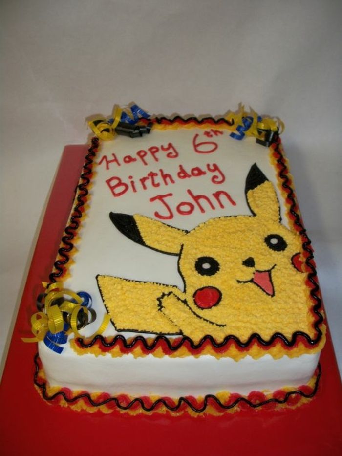 Uma torta de pokemon com uma essência de pokemon sorridente - um pikachu amarelo com bochechas vermelhas