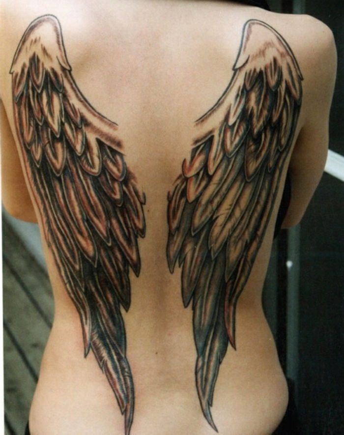 to je še vedno dobra ideja za tetovažo črnega angela za ženske - tukaj sta dve črni angelski krili s črnimi peruti