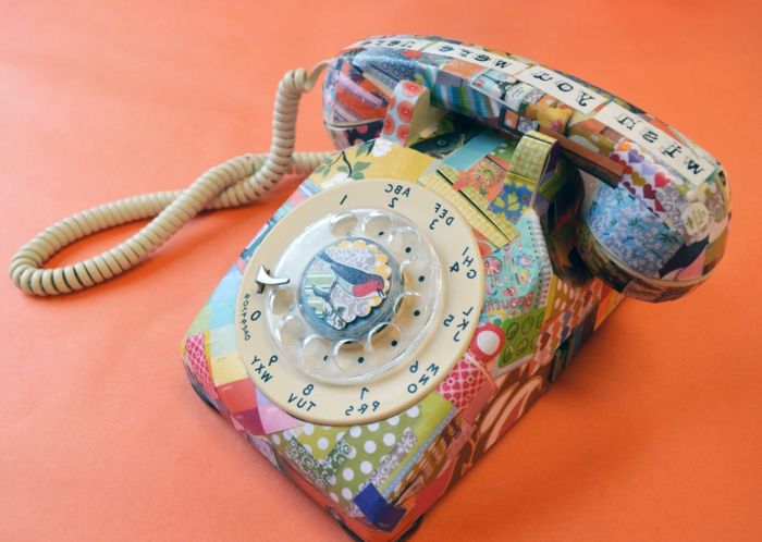 Een ander idee voor servettentechnologie - een kleurrijke kleverige telefoon met servetten en een kleine vogel