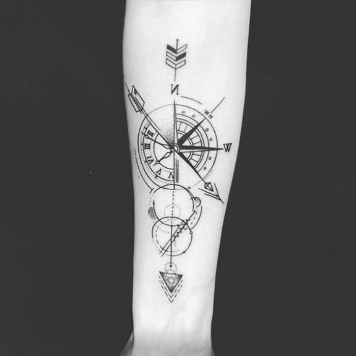 To pomysł na tatuaż kompasu na dłoni z dużą strzałą i białym kompasem
