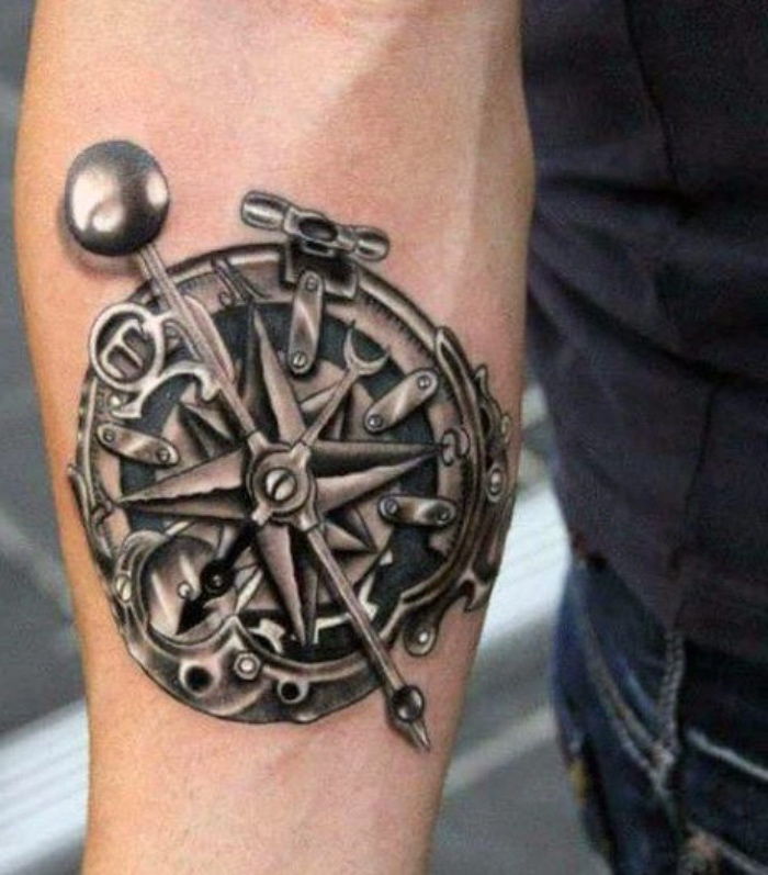 kompas steampunk - wciąż świetny pomysł na tatuaż kompasu na dłoni mężczyzny
