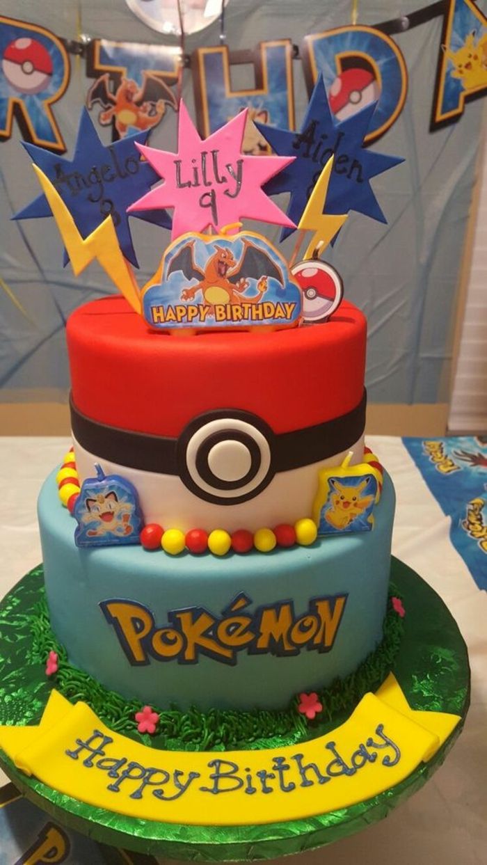 Ótima idéia para uma torta de pokemon de dois andares com uma pokebola vermelha, amarelo piscando, pokemon do dragão, pokemon do dragão