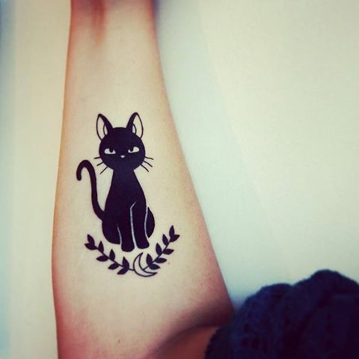 aici veți găsi o idee mai mult pe tema de pisici negre tatuaje pe mana