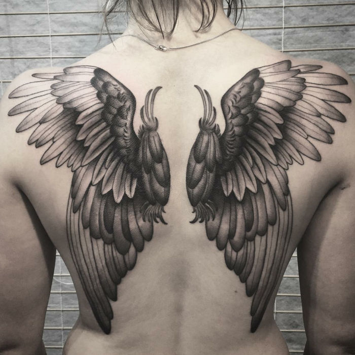 tukaj boste našli idejo za tatoo angelskih kril za dame - tetovažo z dvema črnima kriloma