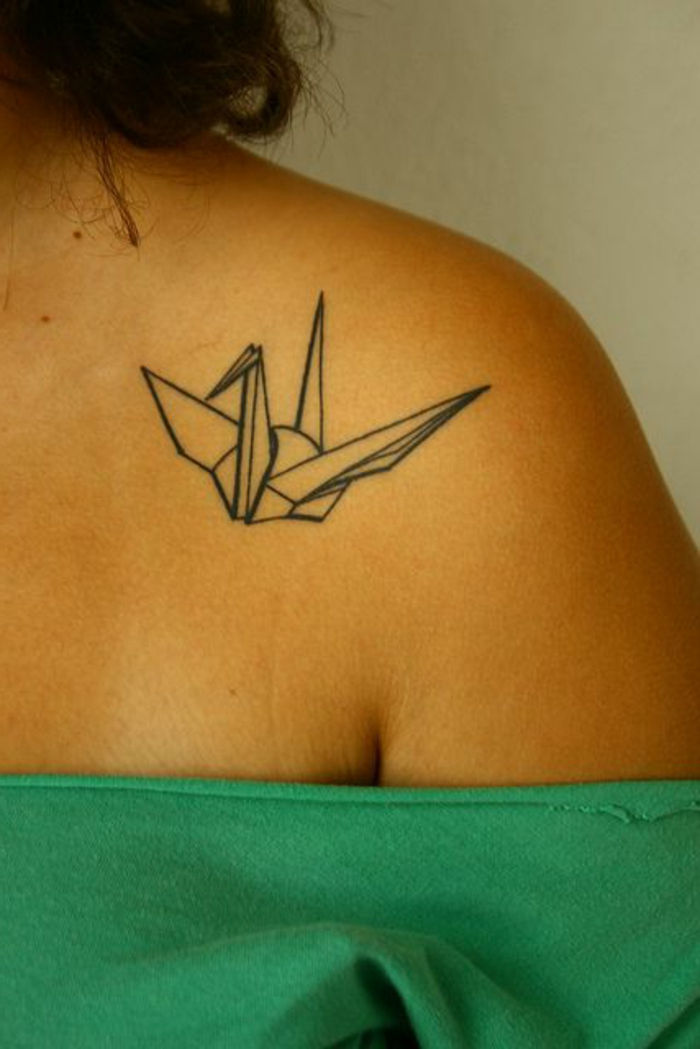 Qui vi mostriamo una delle nostre idee per un origami tatoo sulla spalla per le donne - ecco una piccola colomba volante origami