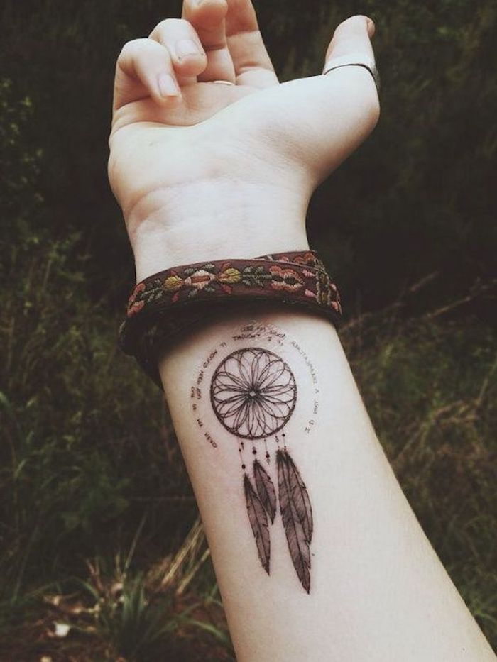 Čia parodysime tatuiruotę su juodais svajonių gaudykle su juodomis ilgomis plunksnomis ant riešo
