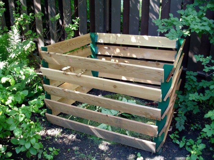 ta en titt på denna vackra träkomposter - bra idé för trädgårdsdesign