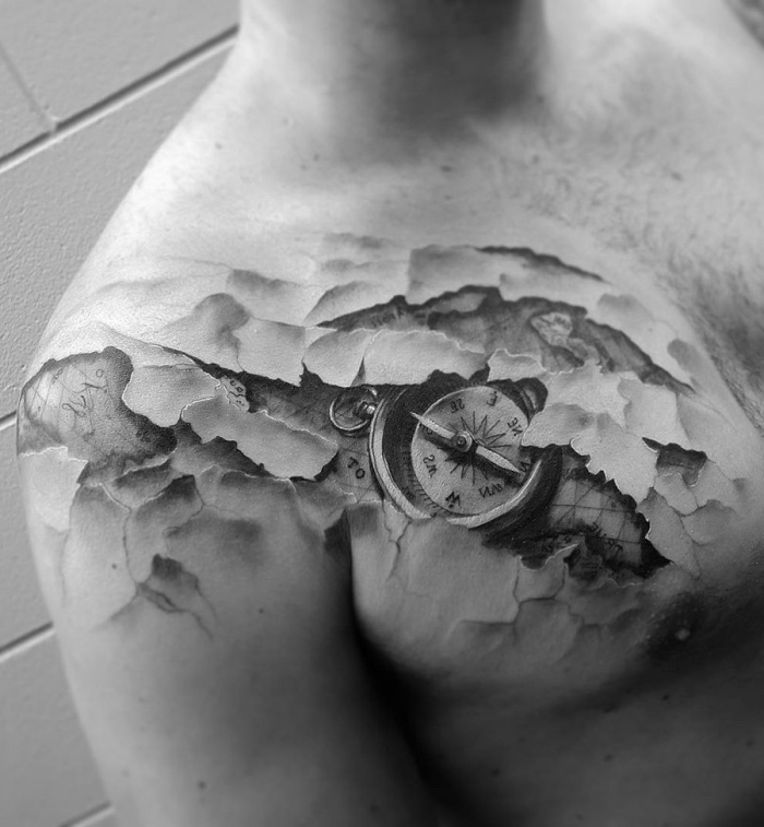 Un bărbat cu un tatuaj de compas foarte frumos, cu o busolă neagră și o hartă a lumii