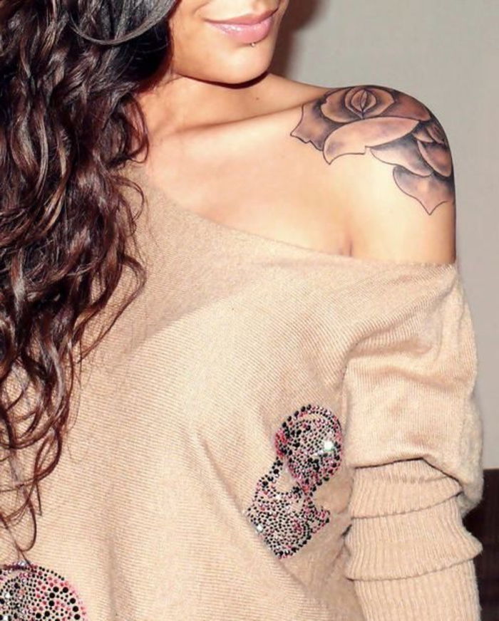 viena iš mūsų mėgstamų idėjų rožių tatuiruotėi ant peties - tatuiruotės ant peties idėja