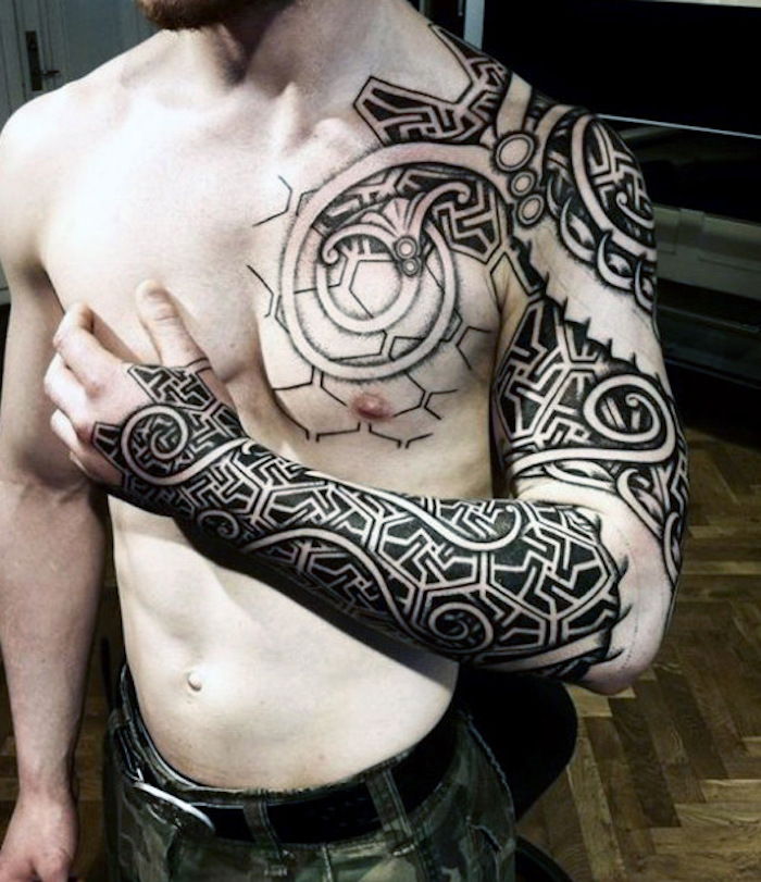 nordijska tetovaža, prsi, tattoo na roki, črna in siva tetovaža