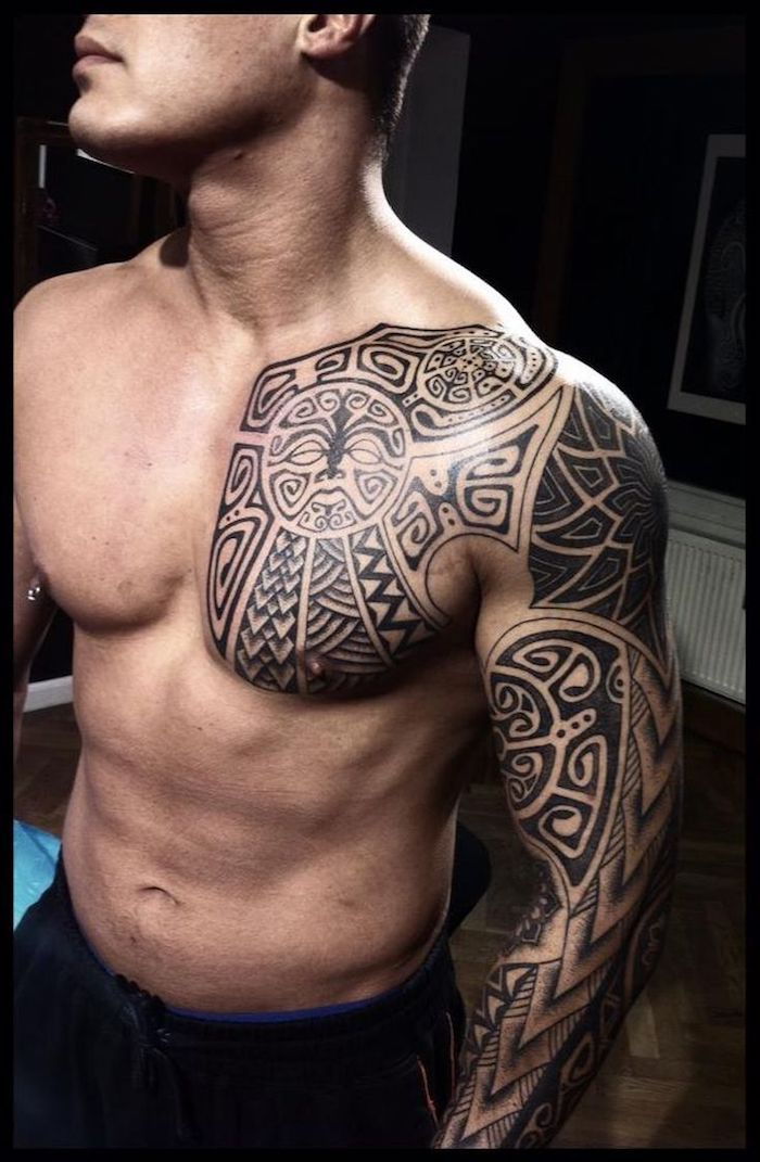 stor nordisk tatovering, ermer, tatoveringshylser i svart og grått, mann
