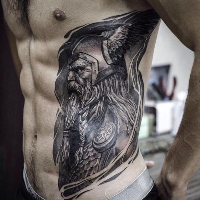 nordisk tatovering, mann, tatovering i svart og grått, viking