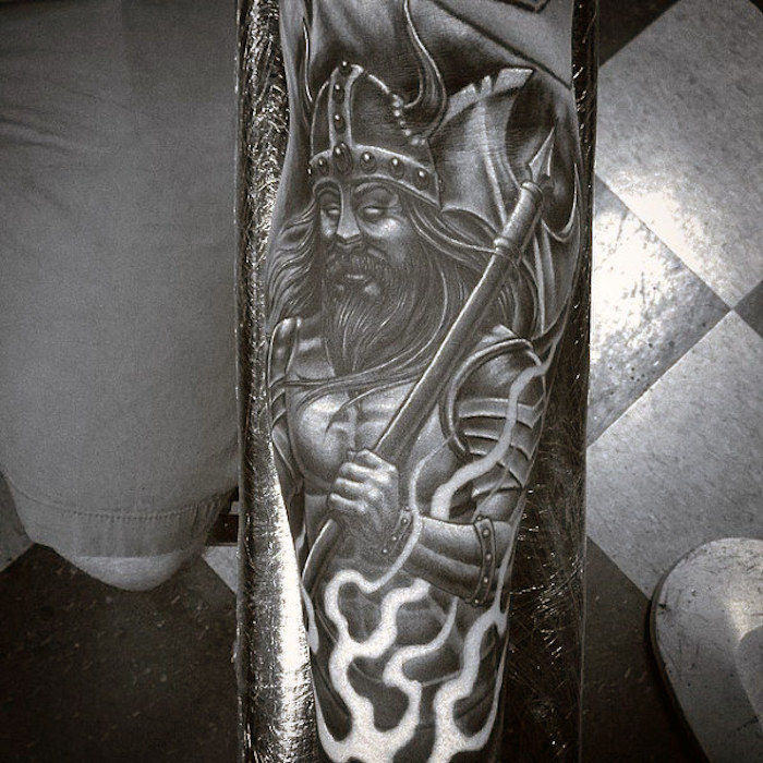 nordijski tattoo, viking, s čelado in opremo, armtattoo