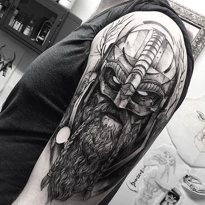 nordisk tatovering, grå t-skjorte, viking med langt skjegg og hjelm