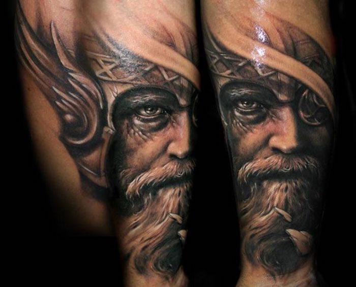 tatovering nordisk, mann, wikiger, hjelm med vinger