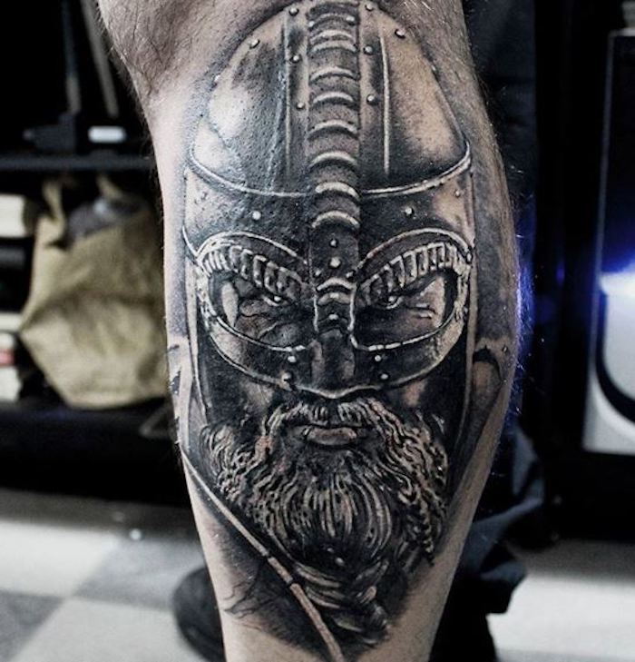 tatovering nordic, viking, hjelm, skjegg, bein, rettattoo
