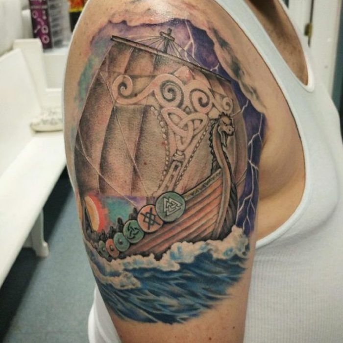 tatovering nordisk, fargerik tatovering, vannbølger, vann, skip
