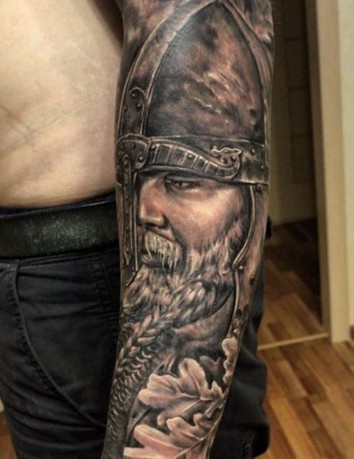 nordisk tatovering, viking, mann med hjelm, arm tattoo