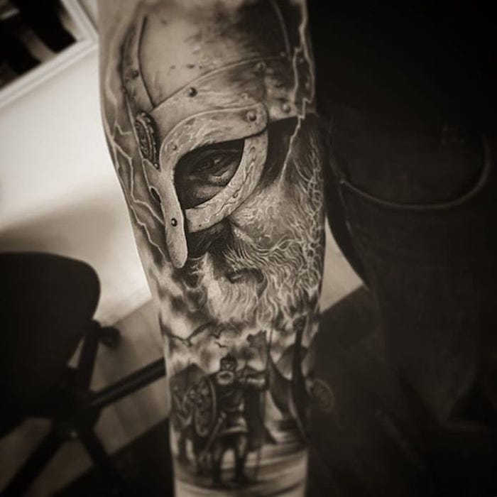 tattoo na podlakti, viking, čelada, tetovaža borec