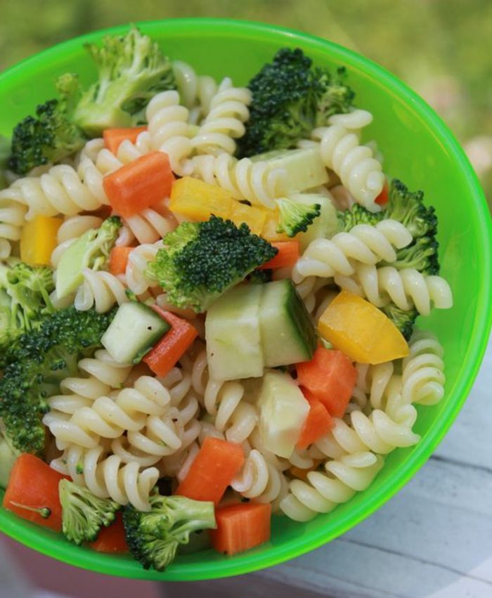 Recept för barnvänlig pastasallad med broccoli, morötter, gurka och gulpeppar