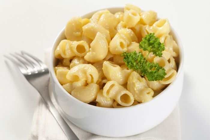 lätt pasta sallad med ost och färska örter