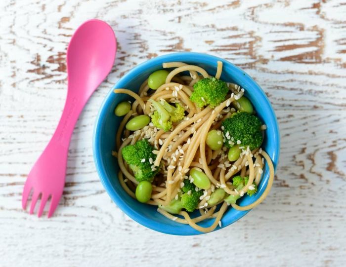 Solata s testeninami za otroke: špagete z brokolijem in edamamom