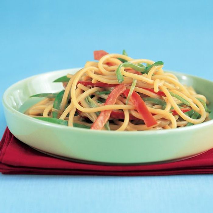 Läckra pasta sallad med spaghetti, röd peppar och örter