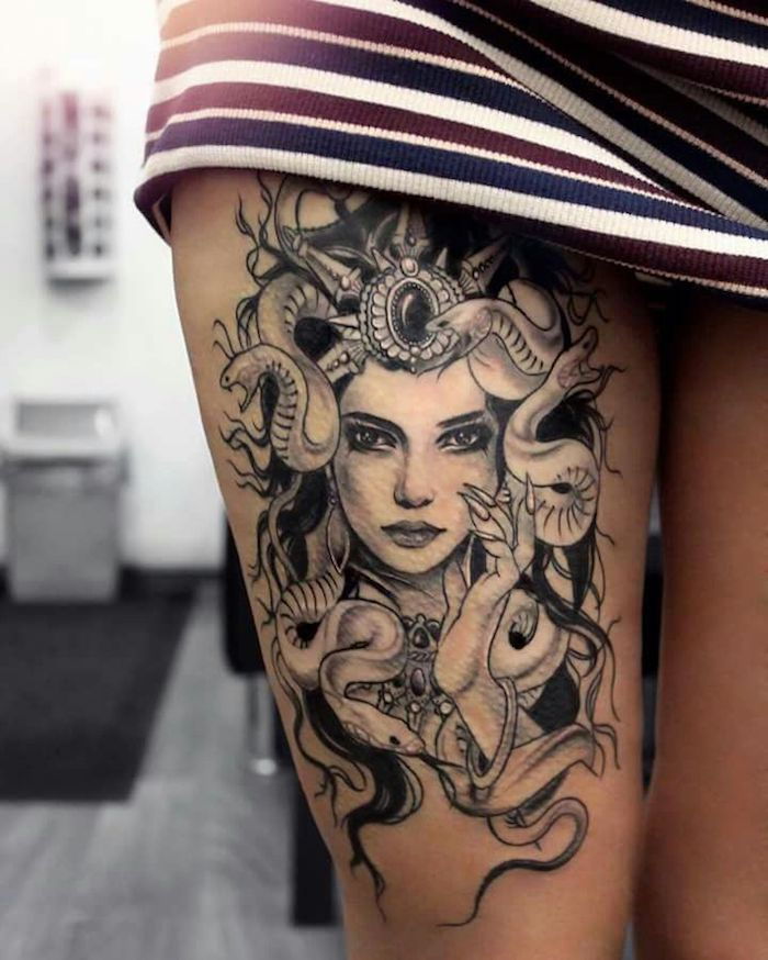 tetovažne motive, tatoo na stegnu, ženska z lasnimi kačami