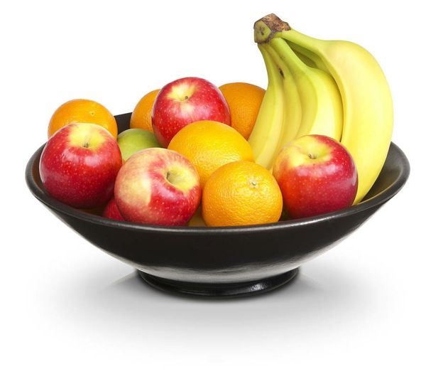 vaisių puodelis-keramikos su obuoliais ir bananais baltas fonas