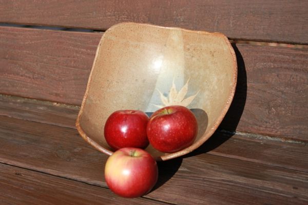 vaisių žievelė-keramika-su-raudona-obuoliai-saldžiai atrodanti