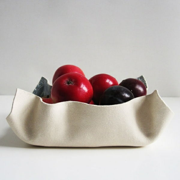 vaisių dubenėlė-keramikos-balta-dizaino pilka siena už