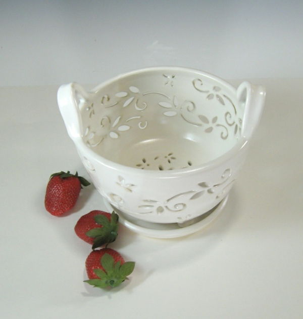 vaisių puodelis-keramikos-balta-modelis-trys braškės