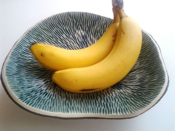vaisių puodelis-keramika-du bananai-nuotrauka, paimta iš viršaus
