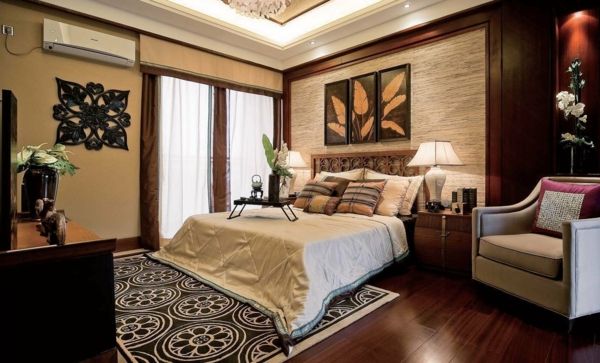 många dekorativa element i ockra färgat sovrum i orientalisk stil