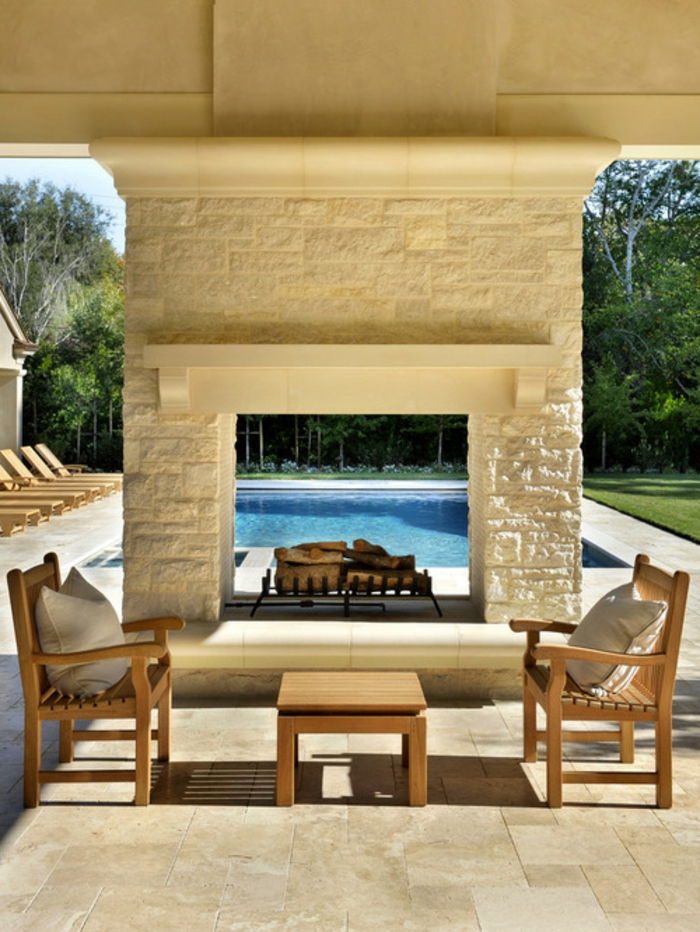 open haard-stenen muur en natuursteen-massief-tuinmeubelen-houten meubilair-pool-ligstoelen