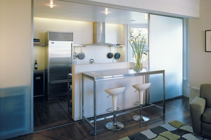 otvorenej kuchyne-s-proti posuvné dvere-kuchyne-bielo-barové stoličky-plast-bambusu podlaha-tmavo hnedo-čiernu vzor koberec