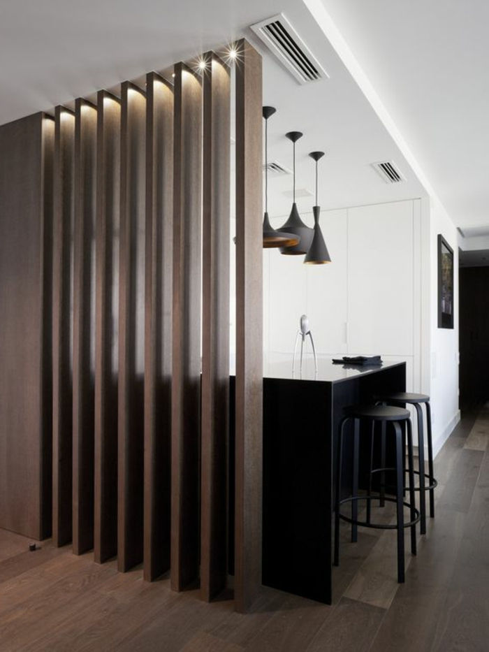 otvorenú kuchyňa s pultom-black a deliče lampy-industrial-style-izbový-tri-čierne stolice