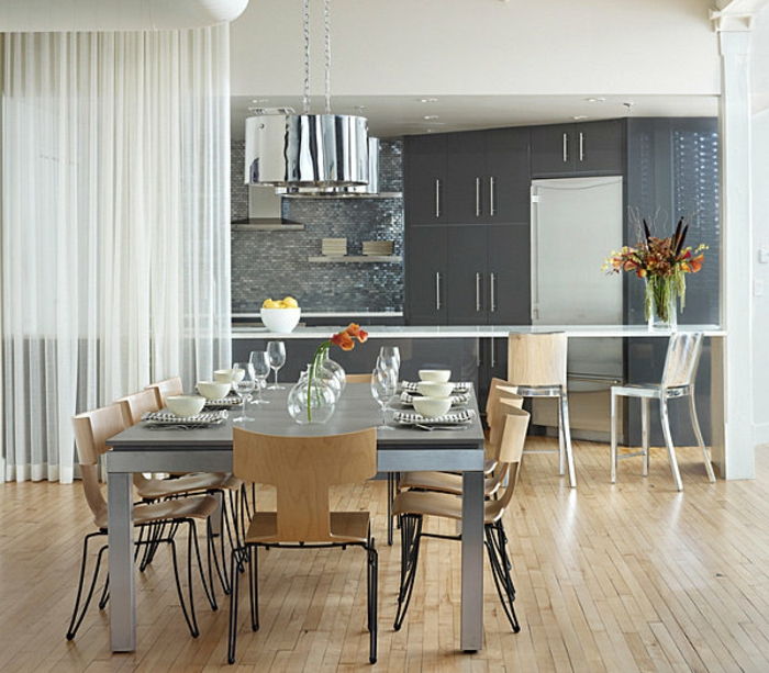 open-kuchyne-jedáleň, jedálenský stôl-oddelené-metal-nohy-tischdeko drevená stolička lamely-kovové stoličky s pultom-by
