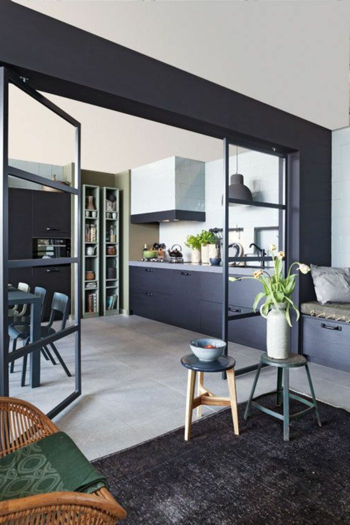 otvorenú kuchyňa oddelená sklo dverí kuchynskej police čiernej kuchyne, jedálenský stôl frontoch-wood-zeleno-čierno-koberec-prútia-wood stolička posteľ