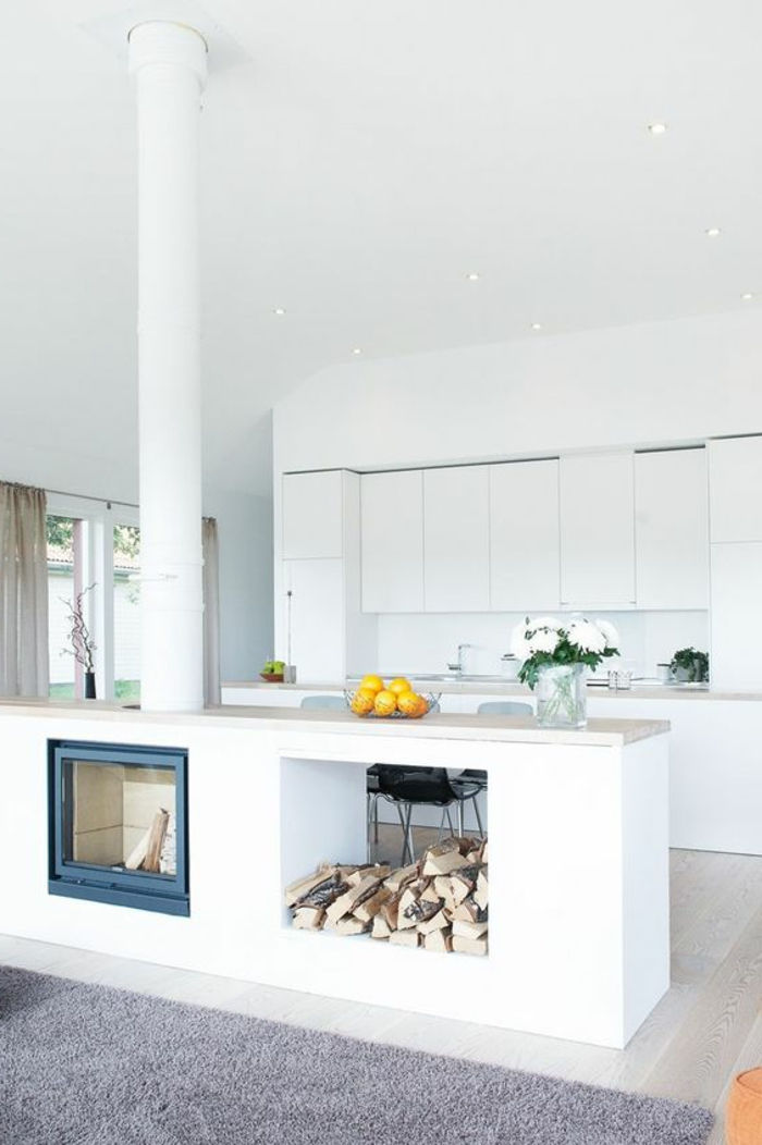 otvorenú kuchyňa, obývačka-oddelené-krb-tehla-ohnisko-oranžovo-biele kvety-bielo-kuchynských frontoch koberec šedý ikebana